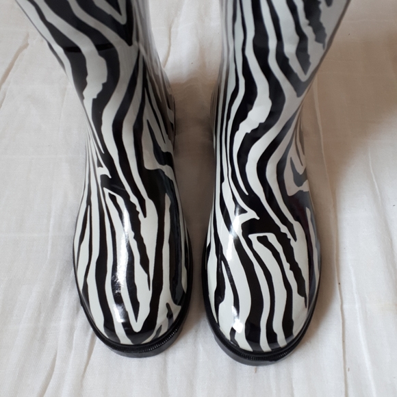 Chooka Women's Zebra Print Rain Boots - Picture 6 of 14